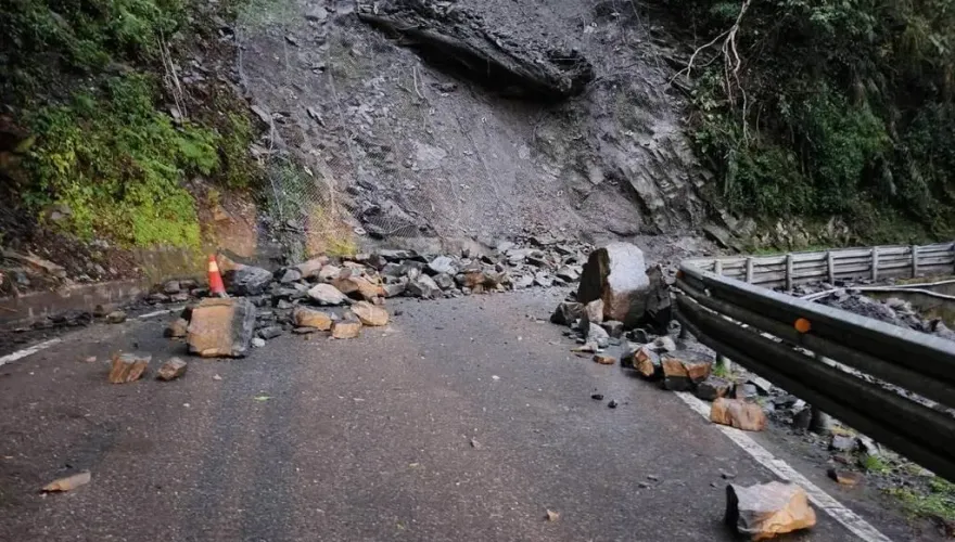 地震影響！南橫向陽至利稻段間歇性落石　估下午3時搶通