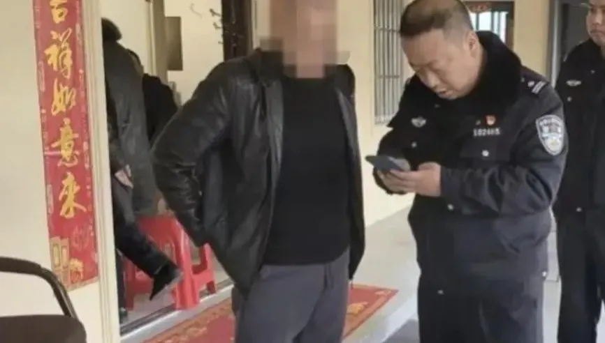 躲不過初一！陸通緝犯女友家餐桌上被帶走　嘆「以為警休假」