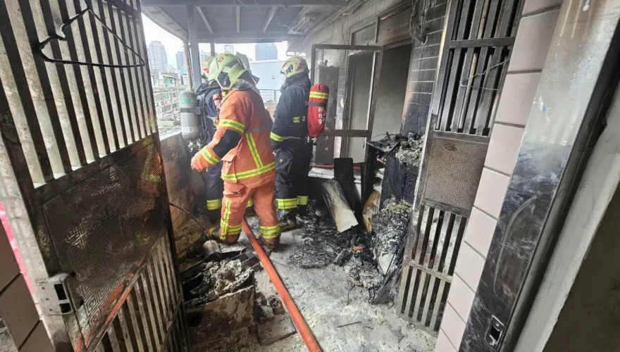 新店驚悚氣爆！民宅6樓頂樓「轟」聲巨響竄火煙　2人嗆傷