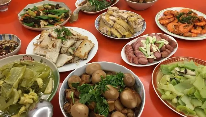 年夜飯佛跳牆、炸年糕全是地雷！醫曝：深夜進食最傷身