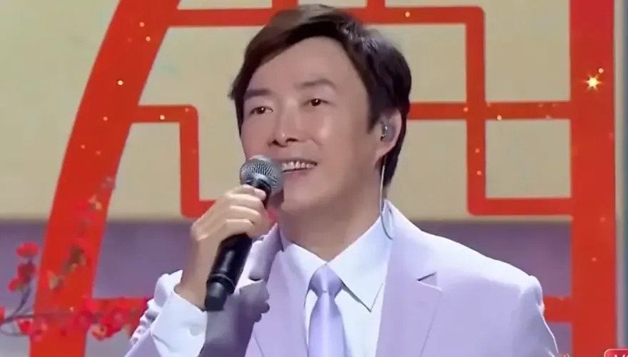 引退5年！費玉清昔春晚獻唱〈一剪梅〉　比招牌手勢掀回憶殺