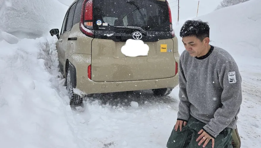 史丹利雪地爆意外！開車打滑「急撞山壁」　驚曝：只有2種選擇
