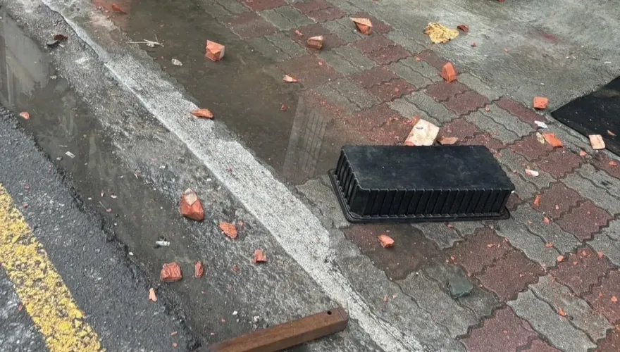 影/高雄狂下「磚塊雨」！男精神不佳頂樓亂扔　被強制送醫