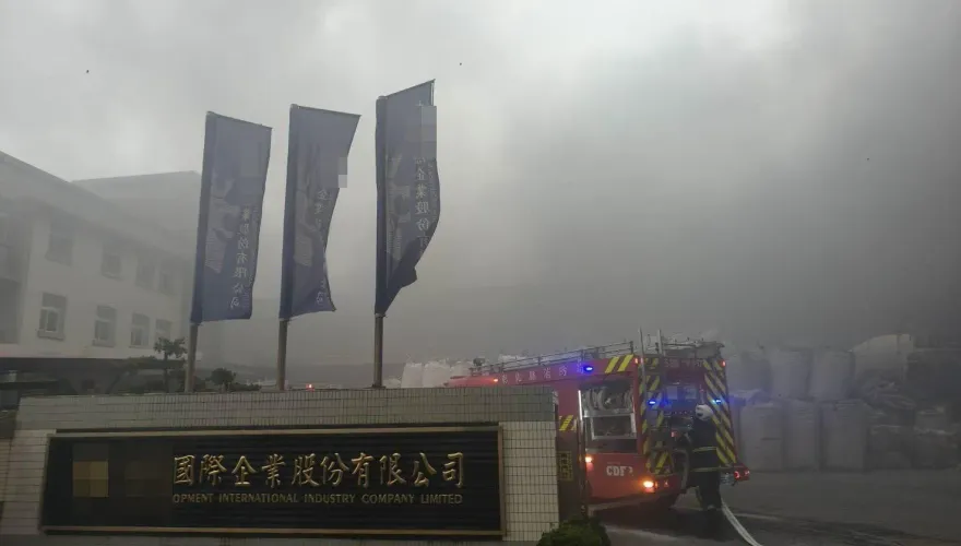 影/開工日彰濱工業區塑膠工廠大火　惡臭黑煙蔽天