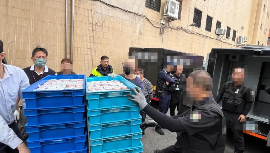台中「移動金庫」！初六開工警荷槍護送　20億現鈔安全入庫