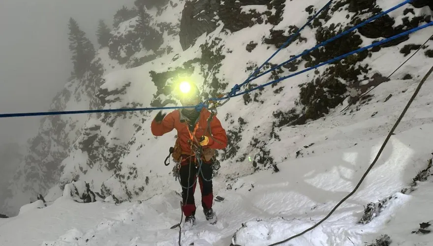影/過年攀馬博橫斷墜谷！僅尋登山杖　女山友恐遭積雪掩埋