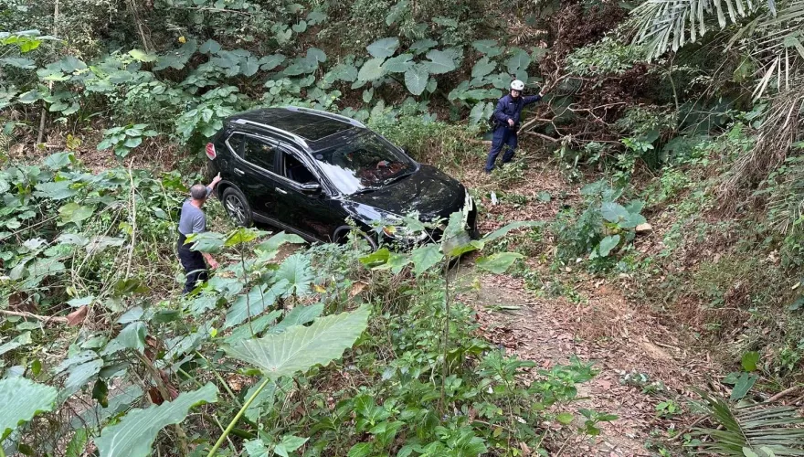 別偏信導航！一家五口出遊受困高雄山區　警民協力助脫困