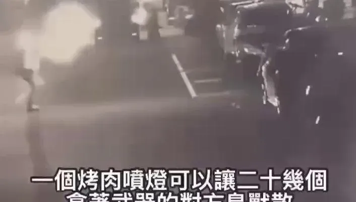 影/新竹男跟女友遭20隻持械猴包圍！拿出烤肉噴燈反團滅對方