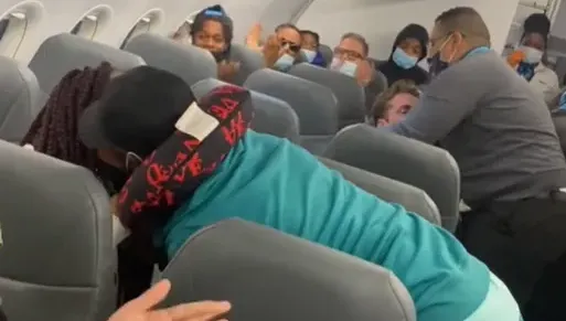 影/最失控航班！奧客遭空服員「膠帶」封印　前座男趁亂求婚