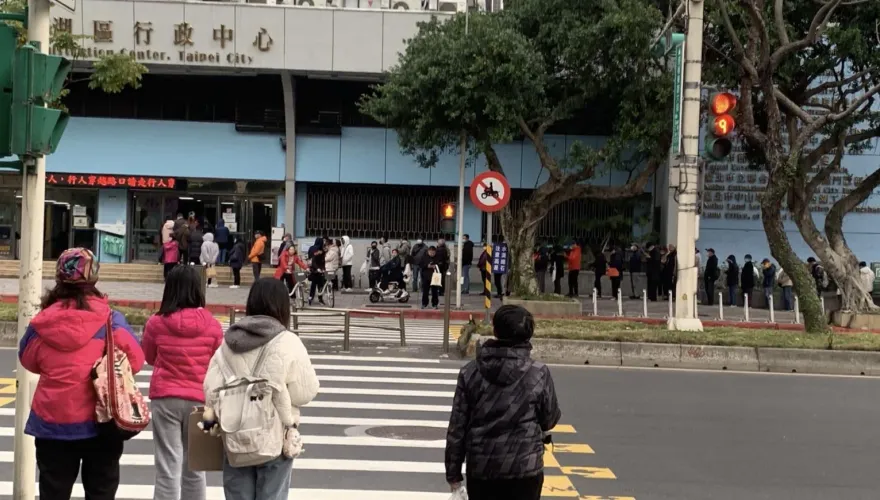 影/大S病逝！民眾搶打流感疫苗　內湖行政中心湧現人龍