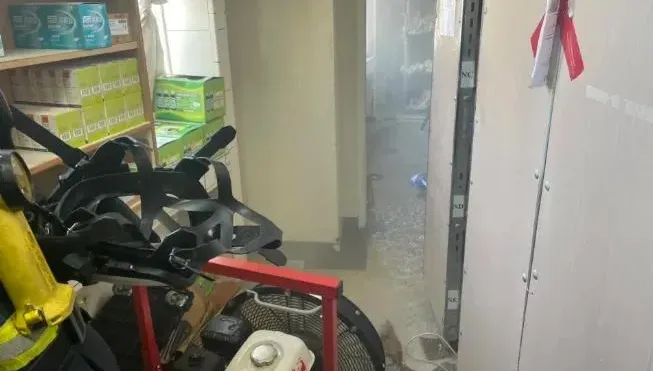 東港輔英醫院起火！ 資材室狂冒白煙　警消急救援幸無傷亡