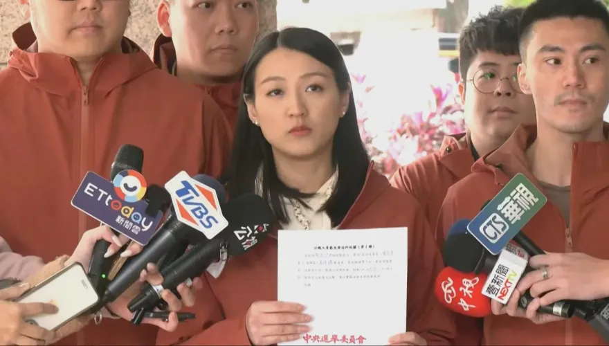 罷免吳沛憶第一階段達標　「蟾蜍剋星」赴中選會送連署書