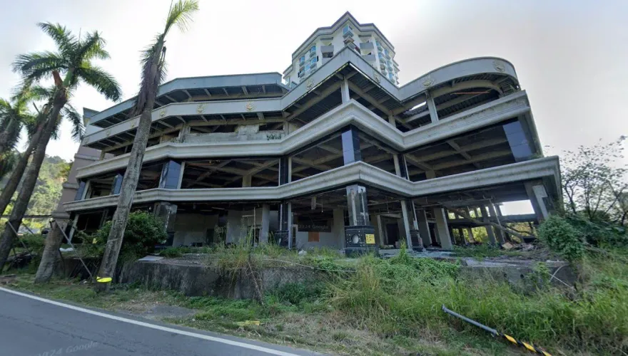 荒廢20年！高雄觀音山知名「命案陰宅」1.8億拍出了