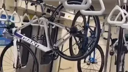 真沒公德心！自行車「懸空掛北捷車廂吊桿」網友罵爆