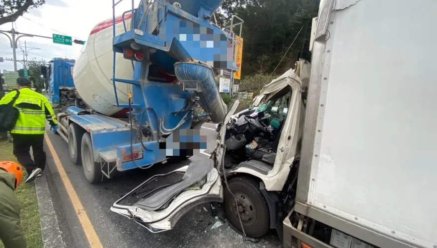 影/驚悚瞬間！新北超商物流車追撞水泥車　車頭全毀駕駛受困