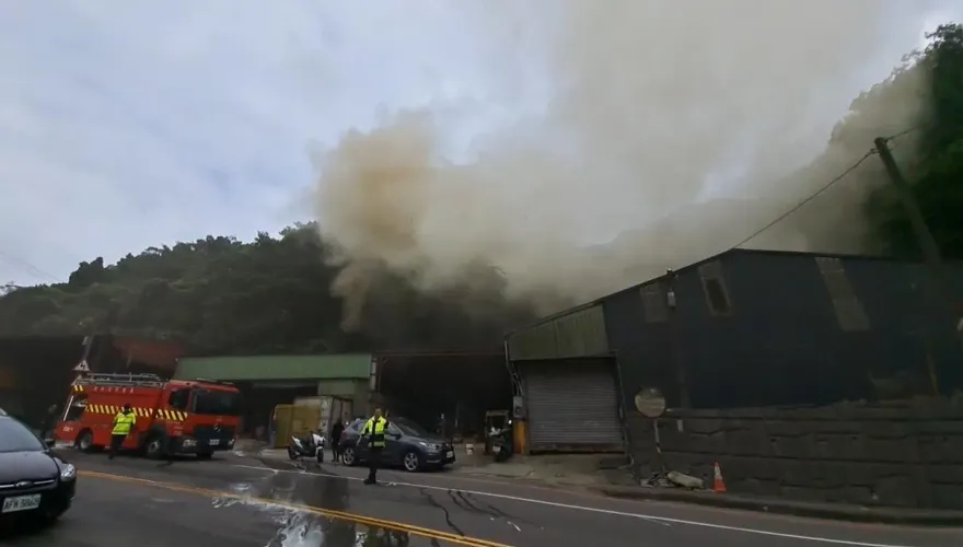 影/基隆氣爆！汽修廠烤漆室閃燃火警　1人受傷送醫搶救