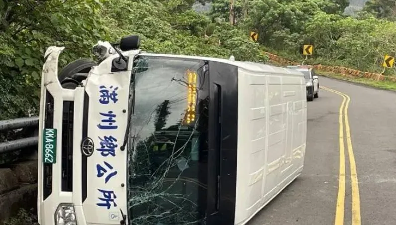 「山道猴」路旁竄出！屏東巴士急閃自撞山壁側翻