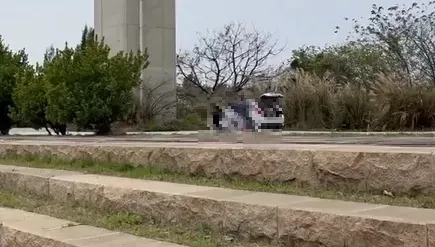 女兒車上嘔吐！失業父當眾猛踹小孩　稱：一時情緒失控