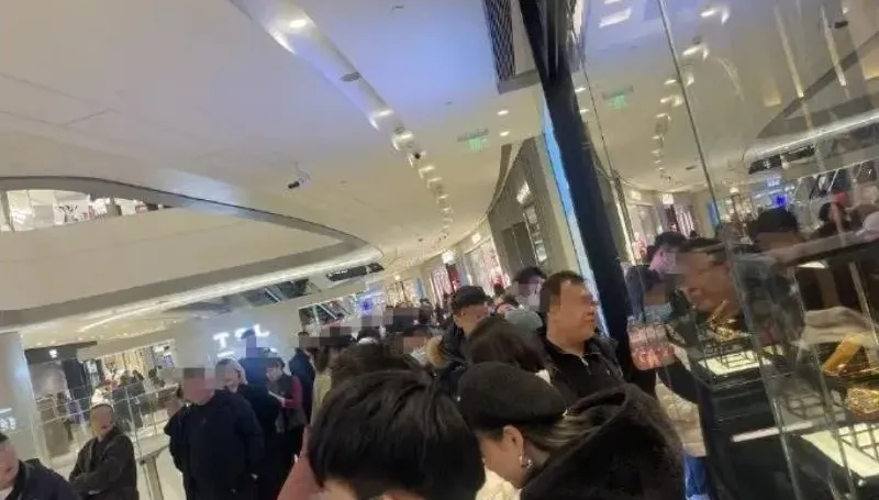 一夜每克漲50元！陸大媽瘋搶金「跨城買買買」　排1.5小時照等