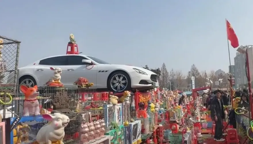 影/夜市套圈最大獎竟是豪車「瑪莎拉蒂」　陸老闆：套中就開走