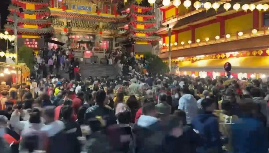 影/迎初九天公生！玉皇宮疑動線不佳擠滿人潮　高雄變不夜城