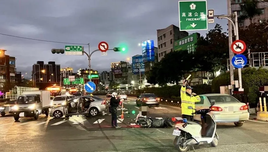影/新北嚴重車禍！轎車闖紅燈高速衝撞機車2人骨折　驚悚瞬間曝