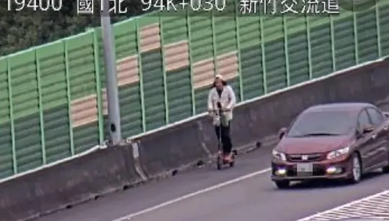影/玩命！新竹電動滑板車闖國1　滑行路肩下交流道全都錄