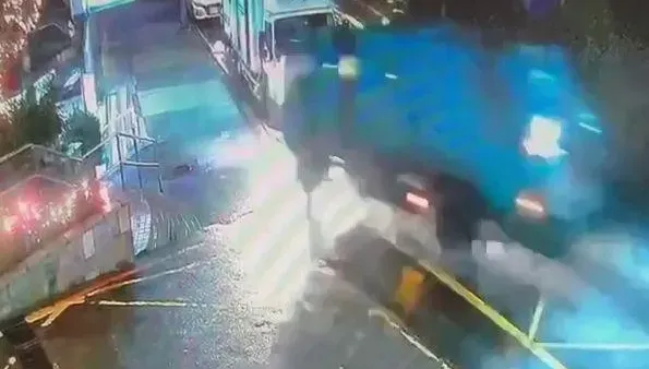影/基隆嚴重車禍！垃圾車衝撞店家大門、驚悚瞬間直擊