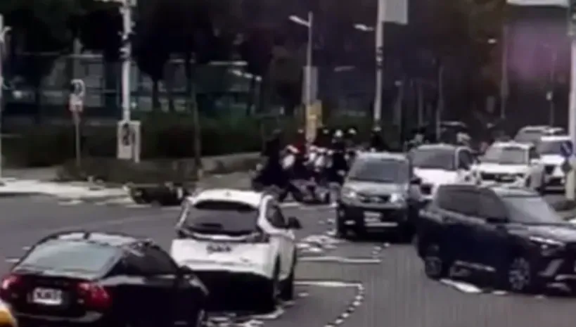 影/高雄機車連環自摔！混凝土車漏油釀禍