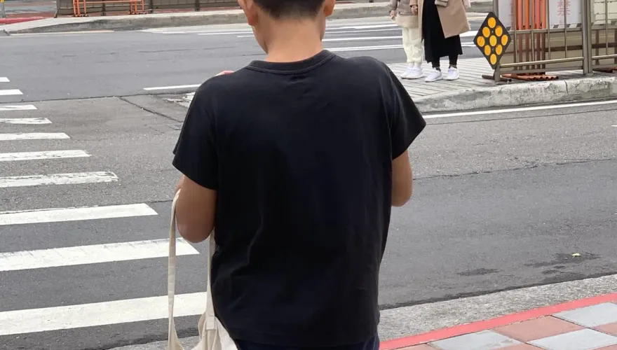 寒流衝擊冷吱吱...台北男孩「短袖配短褲」引議　網笑：年輕人很勇