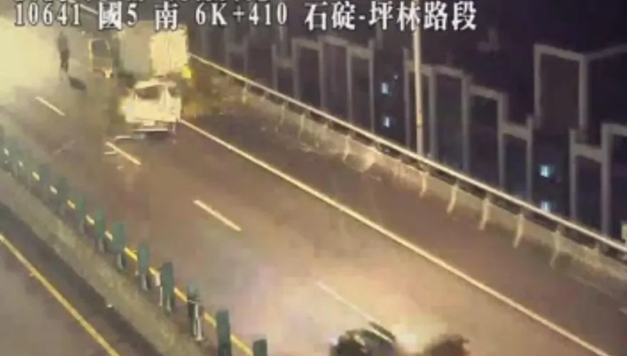 國道嚴重車禍！國5「2車追尾碎裂」、國3轎車慘撞打橫