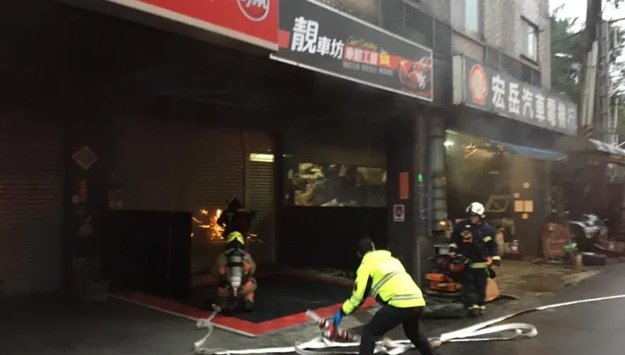 基隆今晚連爆2起火警！汽車美容店、報廢車場相繼起火燃燒