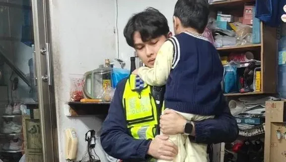 影/祖先保佑！台中男童「5樓墜2樓鐵皮屋頂」 毫髮無傷