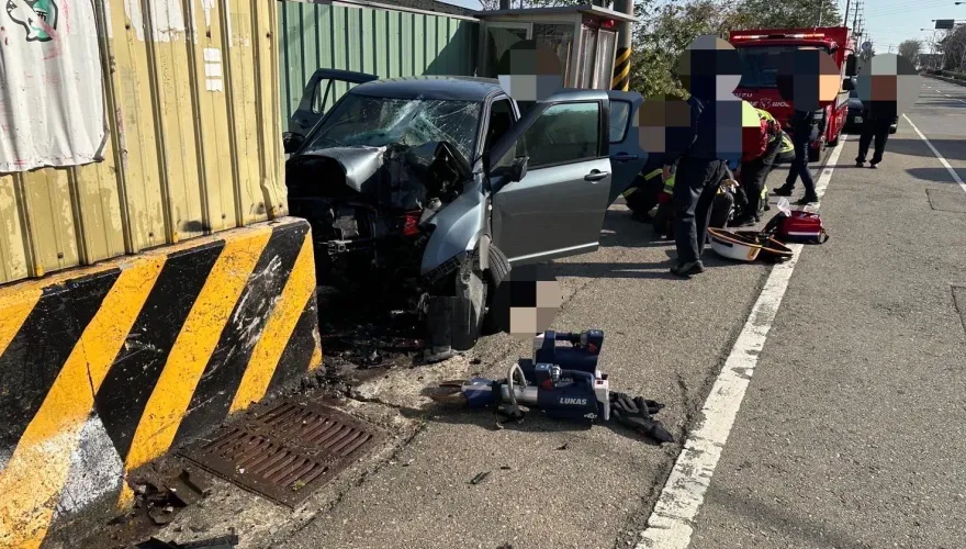 苗栗死亡車禍！轎車自撞水泥護欄　女駕駛夾困車內不治