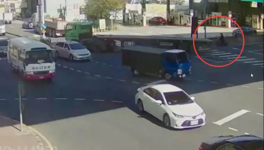 影/驚悚畫面曝！八里拖板車右轉輾過機車　騎士爬出逃生