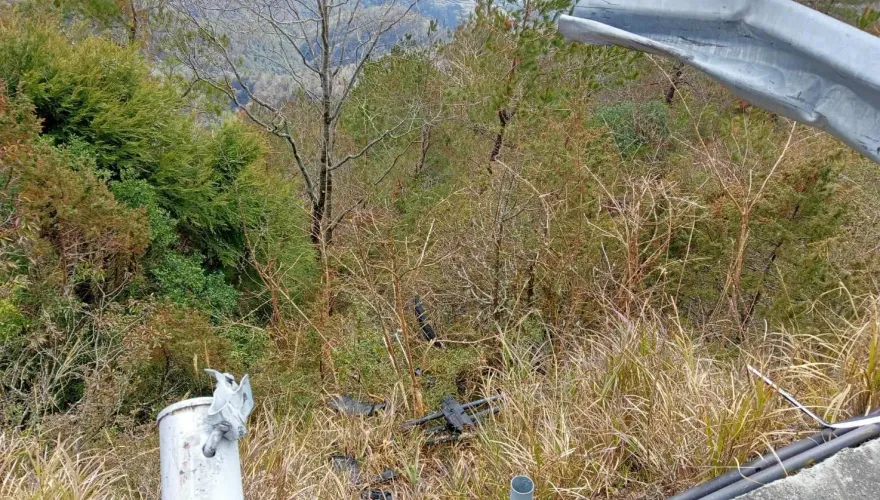 影/直擊瞬間！霧峰男疑精神不濟衝合歡山　下秒撞護欄墜谷