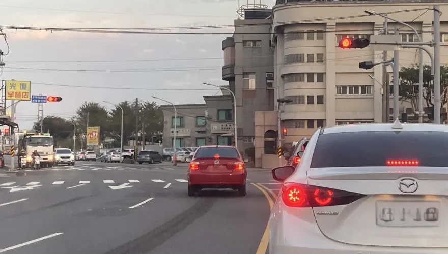 友人拍照笑紅車逆向等紅燈　公務員收到驚喊：我的媽啊！