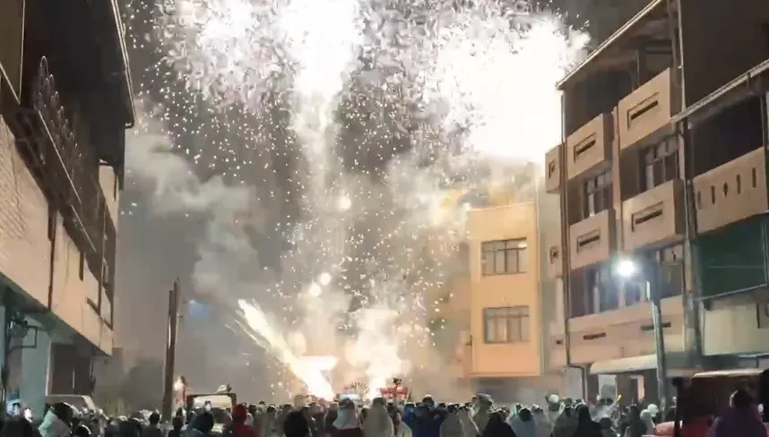 影/鹽水蜂炮首日熱鬧開炸！千人圍城嗨喊「好刺激」　明晚200萬發蜂炮迎元宵