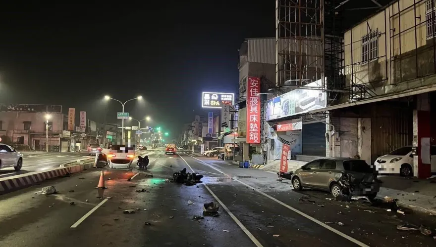 才公布酒駕累犯照！醉貓男半夜「撞民宅翻車」　機車起火燒