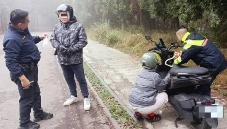 南非旅客遊大雪山... 歐兜拜沒油卡路中　暖警伸援手解危