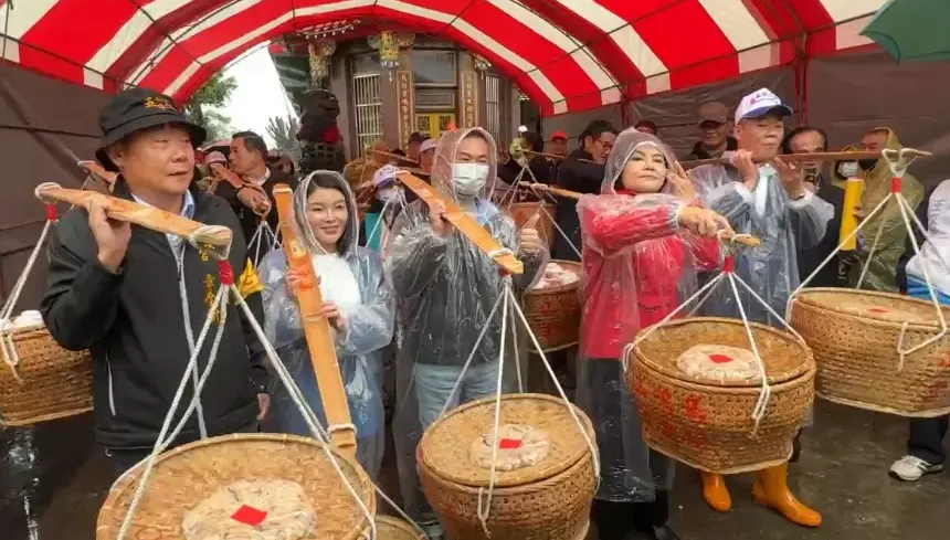 影/元宵重頭戲「吃飯擔」活動登場！萬人風雨無阻享用美食