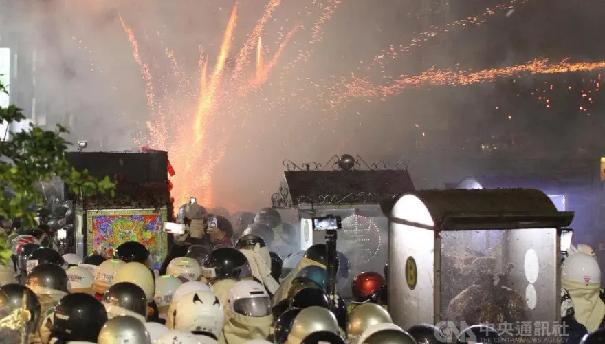 鹽水蜂炮施放震撼登場！大批遊客雨中開炸嗨翻　尖叫聲不斷