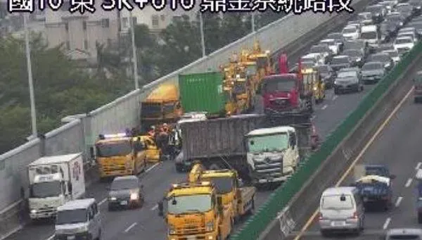 國10鼎金系統5車連環撞！聯結車「折甘蔗」　2人送醫