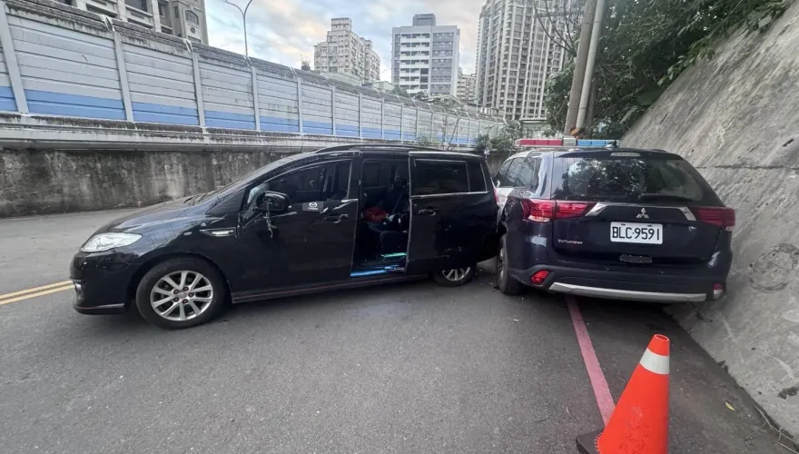 影/新店警助「側翻車」翻正...下秒換警車GG了　網笑：它好無辜
