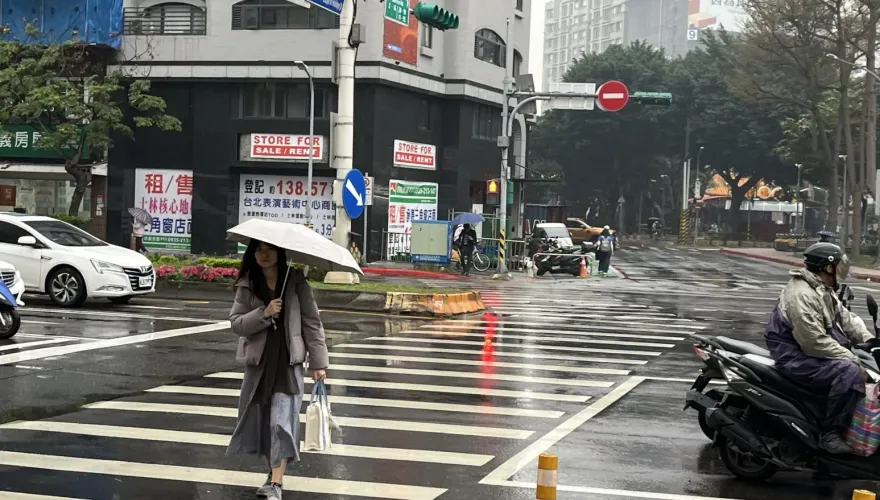 入夜鋒面甩雨彈！2/16再迎一波冷氣團　全台大降溫