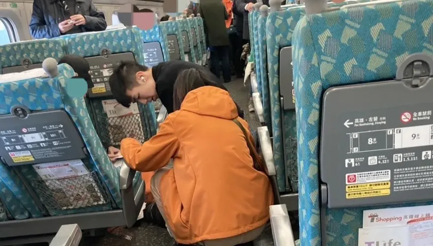 52歲男搭高鐵突OHCA！男大生「跪地搶命」救回來