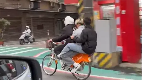 屁孩3貼騎YouBike！危險畫面曝光　網轟：到底多想紅？