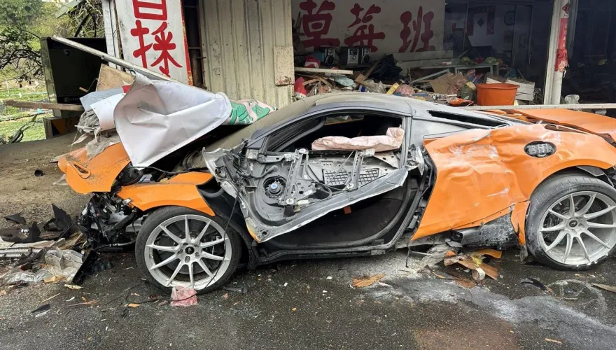 影/台3線離奇車禍！1700萬麥拉倫失控衝進民宅　整車撞爛