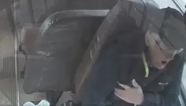 影/驚險瞬間曝！金屬片高速砸中行駛校車　司機胸口慘遭重擊