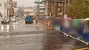 超危險！學生「不鳥火車警鈴」慢速過平交道　老師還扛柵欄